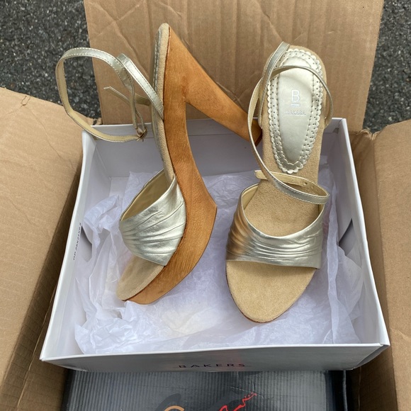 Gold shoes with a 5 in heel and a 1 in platform - Picture 5 of 6